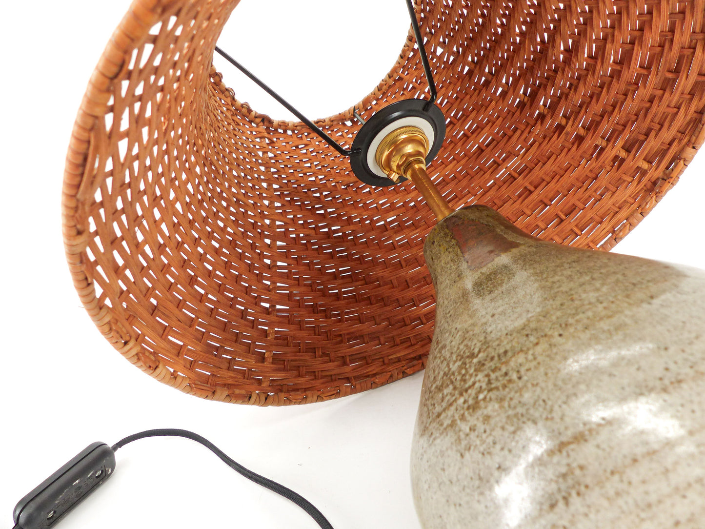 Enamelled stoneware lamp with rattan shade