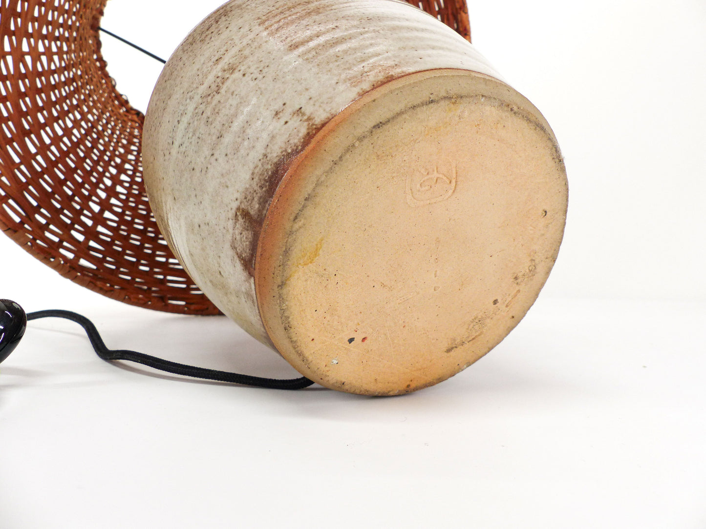 Enamelled stoneware lamp with rattan shade