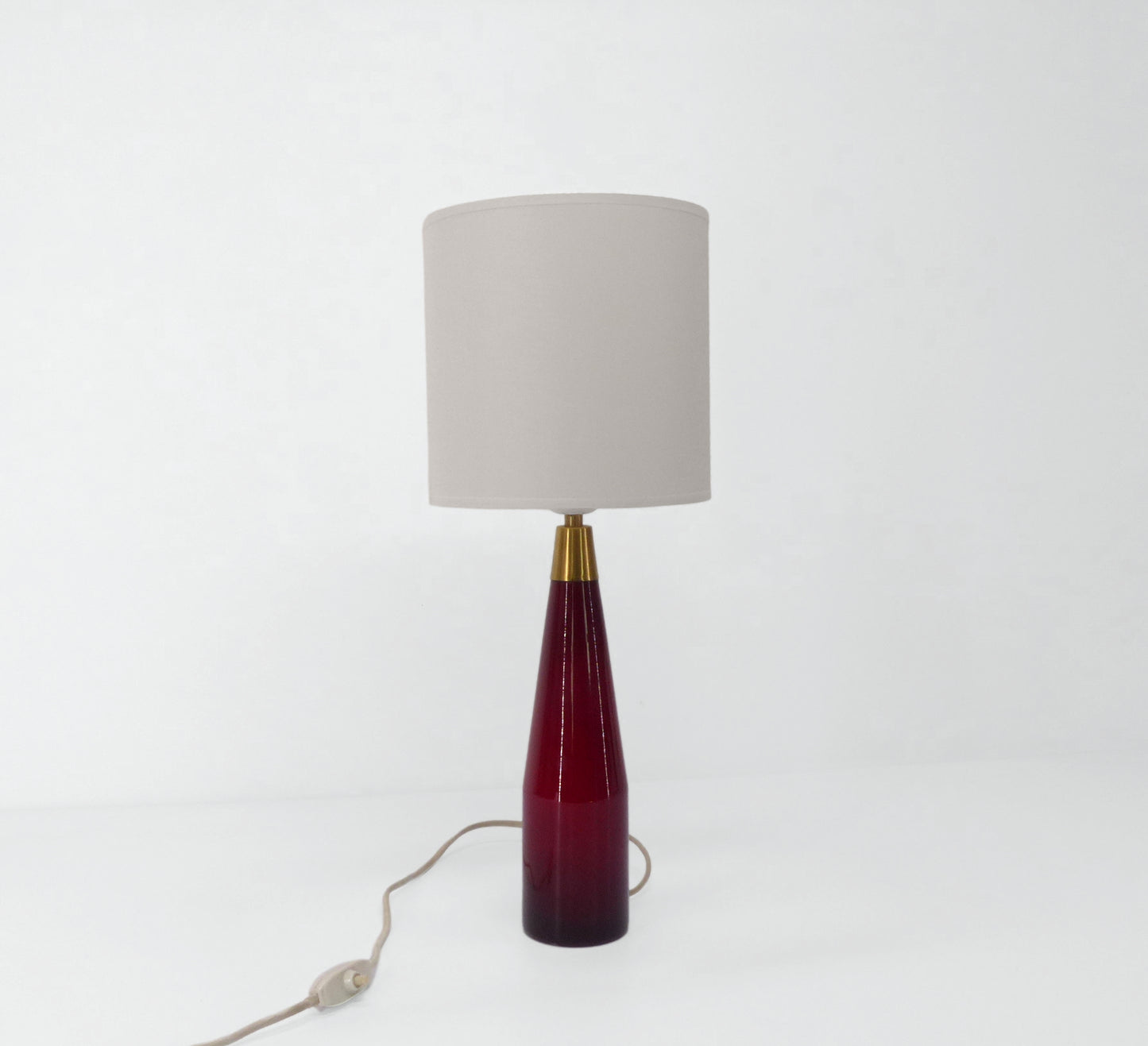 LAMPE SCANDINAVE EN VERRE ROUGE KASTRUP DANEMARK 1960