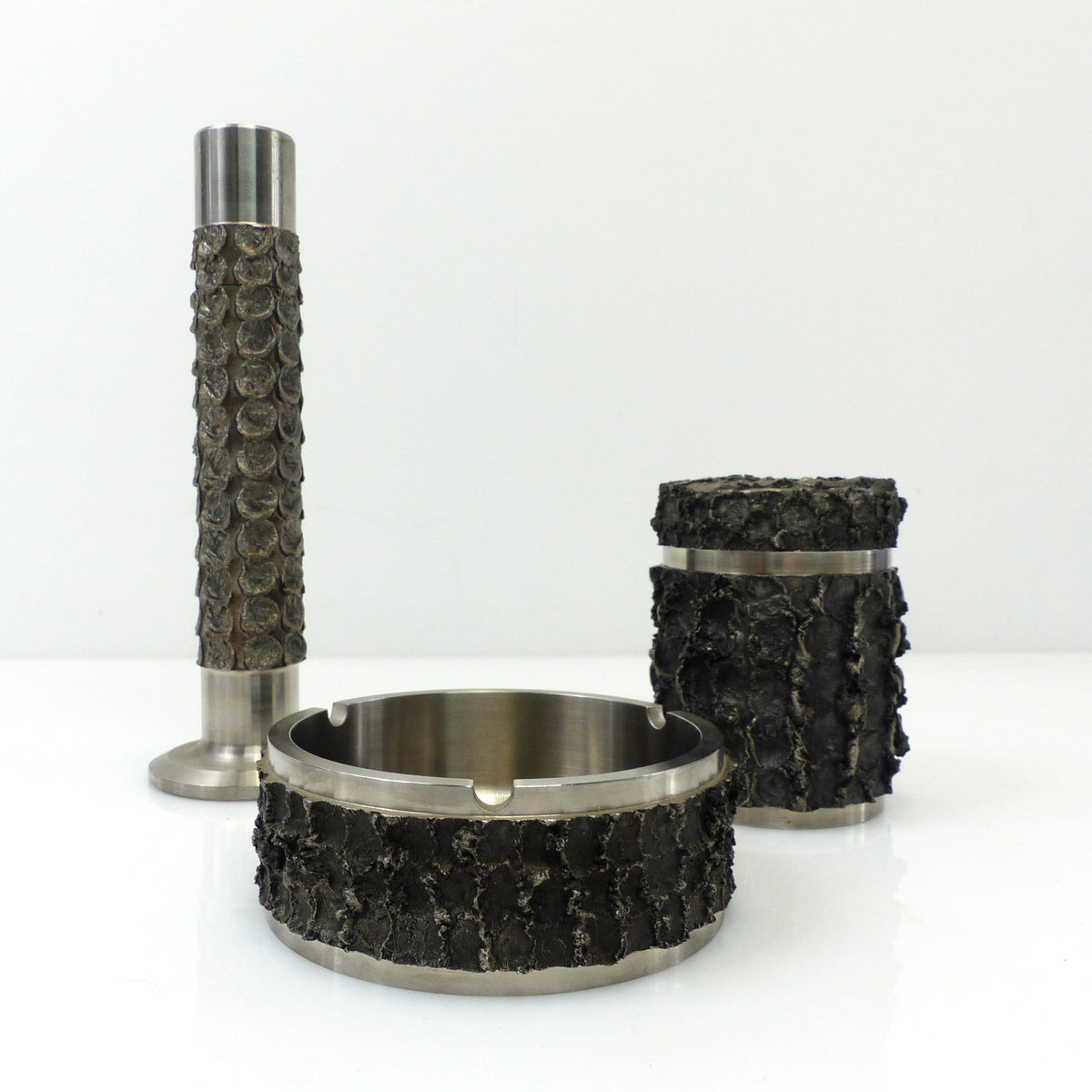Ensemble brutaliste BMF avec cendrier, boîte à cigarettes et vase