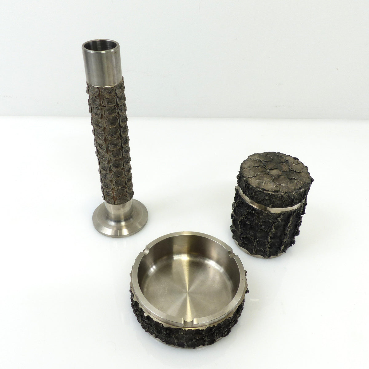 Ensemble brutaliste BMF en métal – Cendrier, boîte à cigarettes et vase – Allemagne, années 1970