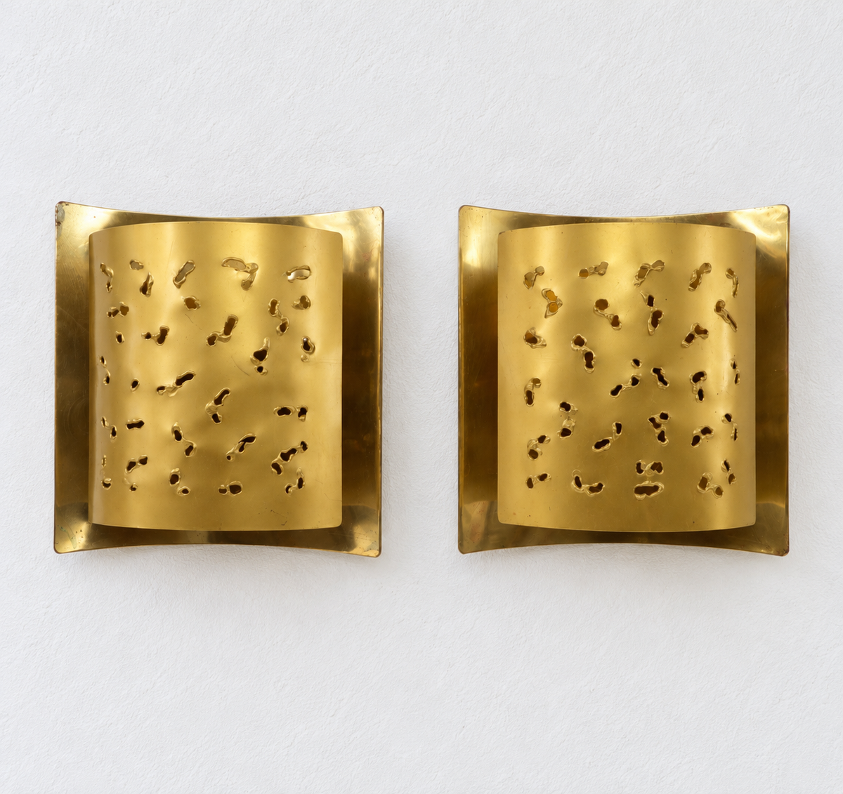 Paire d’appliques Boréns modèle 6477 en laiton perforé