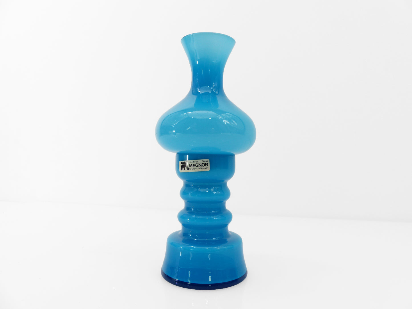 Bougeoir photophore en verre opalin bleu turquoise, design scandinave, Magnor Glassverk, Norvège, circa 1960