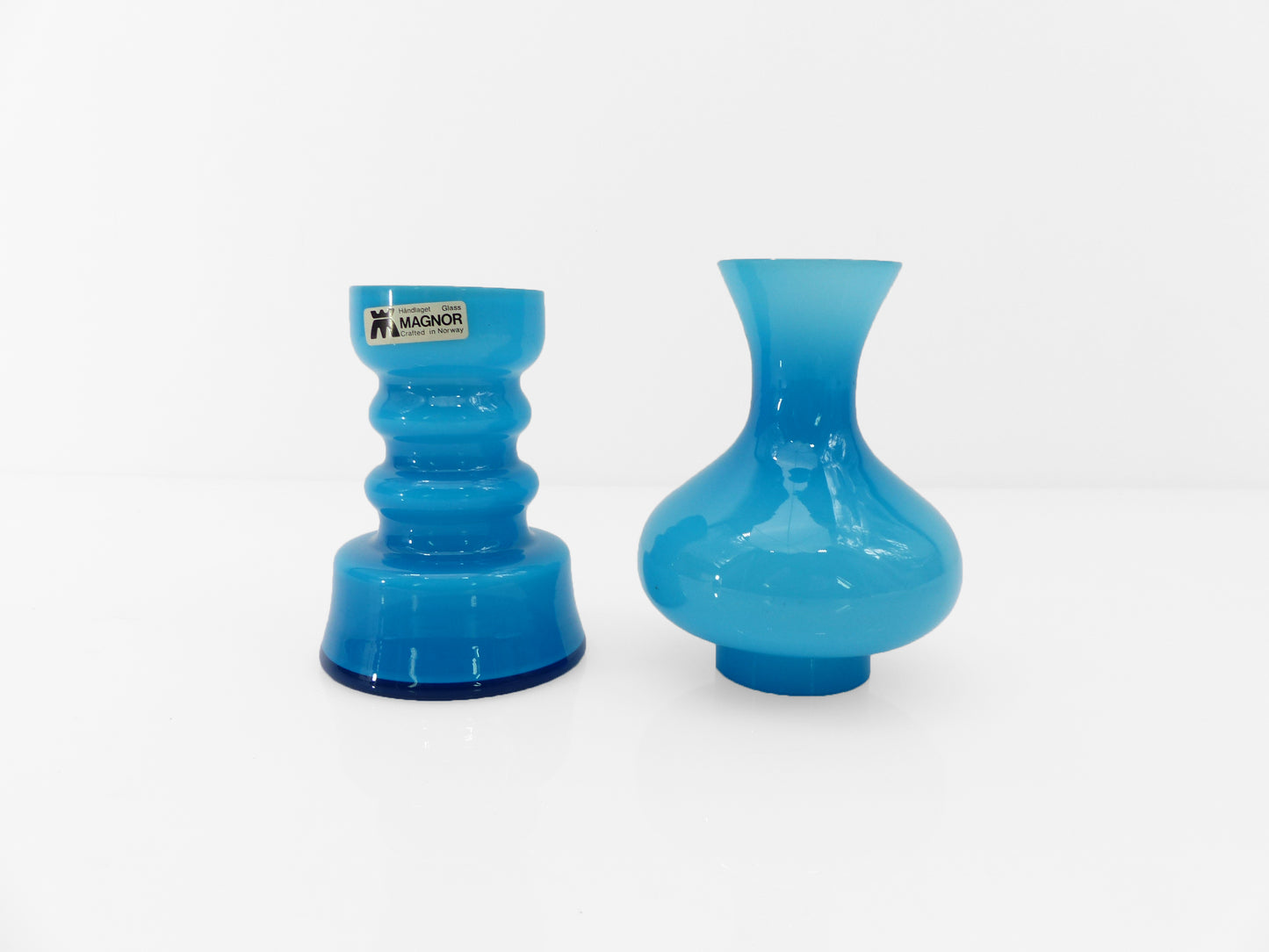 Bougeoir photophore en verre opalin bleu turquoise, design scandinave, Magnor Glassverk, Norvège, circa 1960