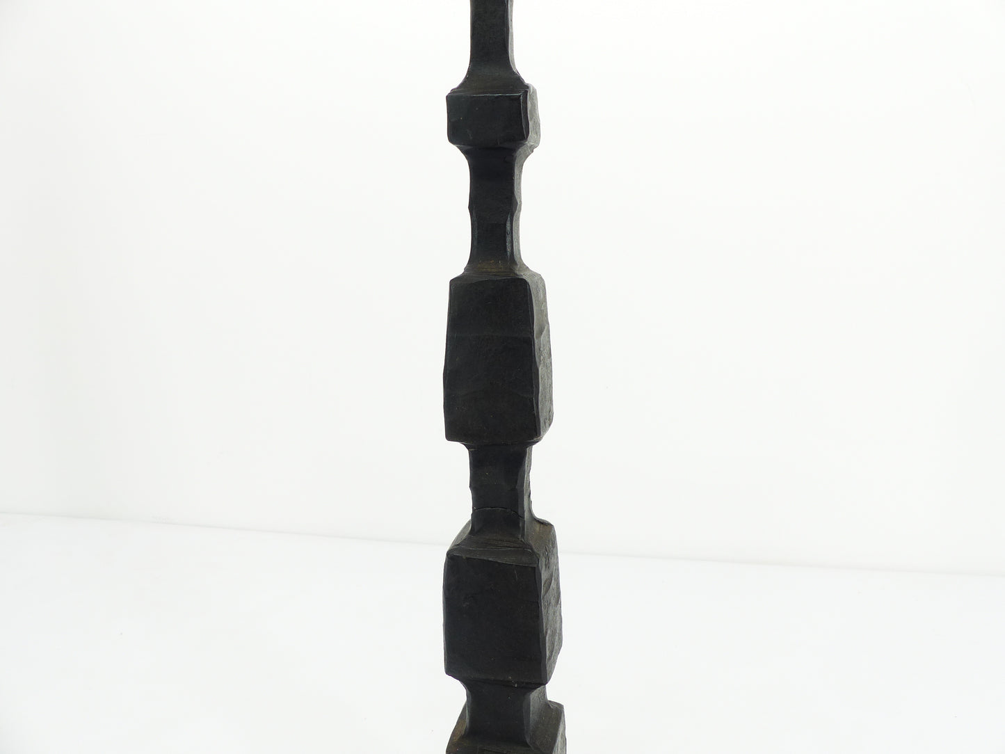Grand chandelier pique cierge brutaliste en fer forgé noir 1950-1960