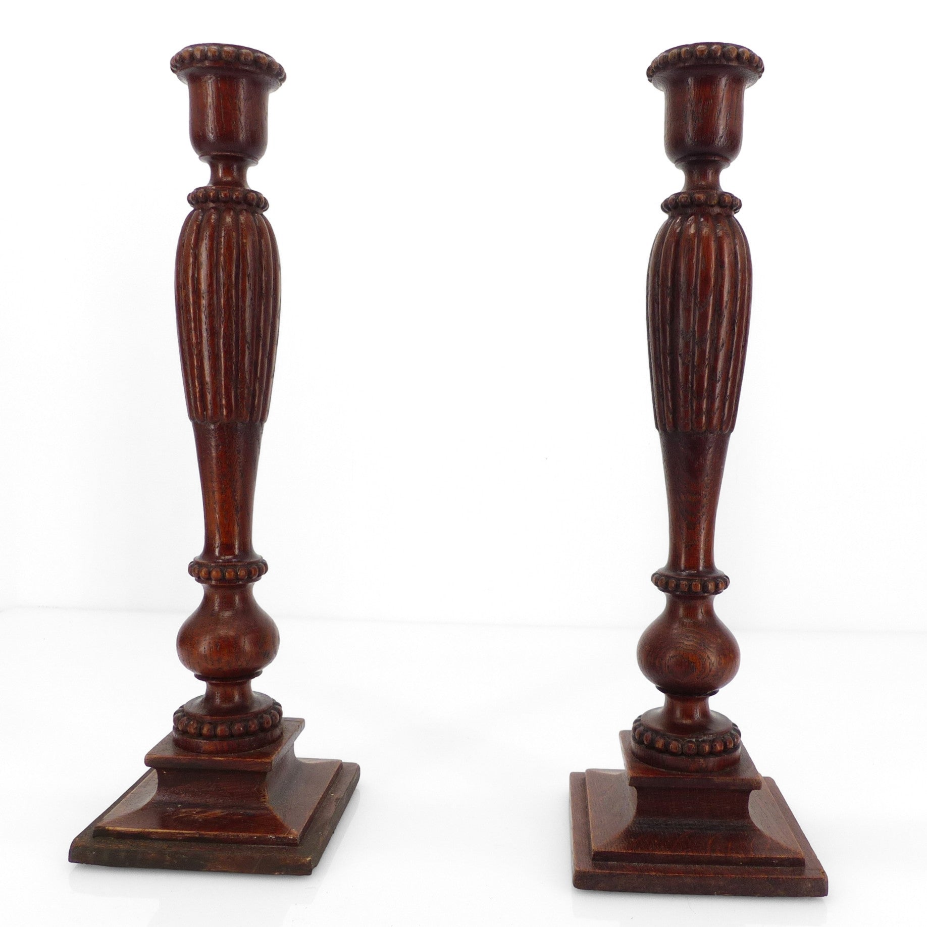 Paire de bougeoirs néoclassiques en bois tourné, France, vers 1950 / Pair of classical turned wood candleholders, France, circa 1950