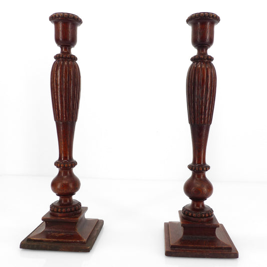 Paire de bougeoirs néoclassiques en bois tourné, France, vers 1950 / Pair of classical turned wood candleholders, France, circa 1950