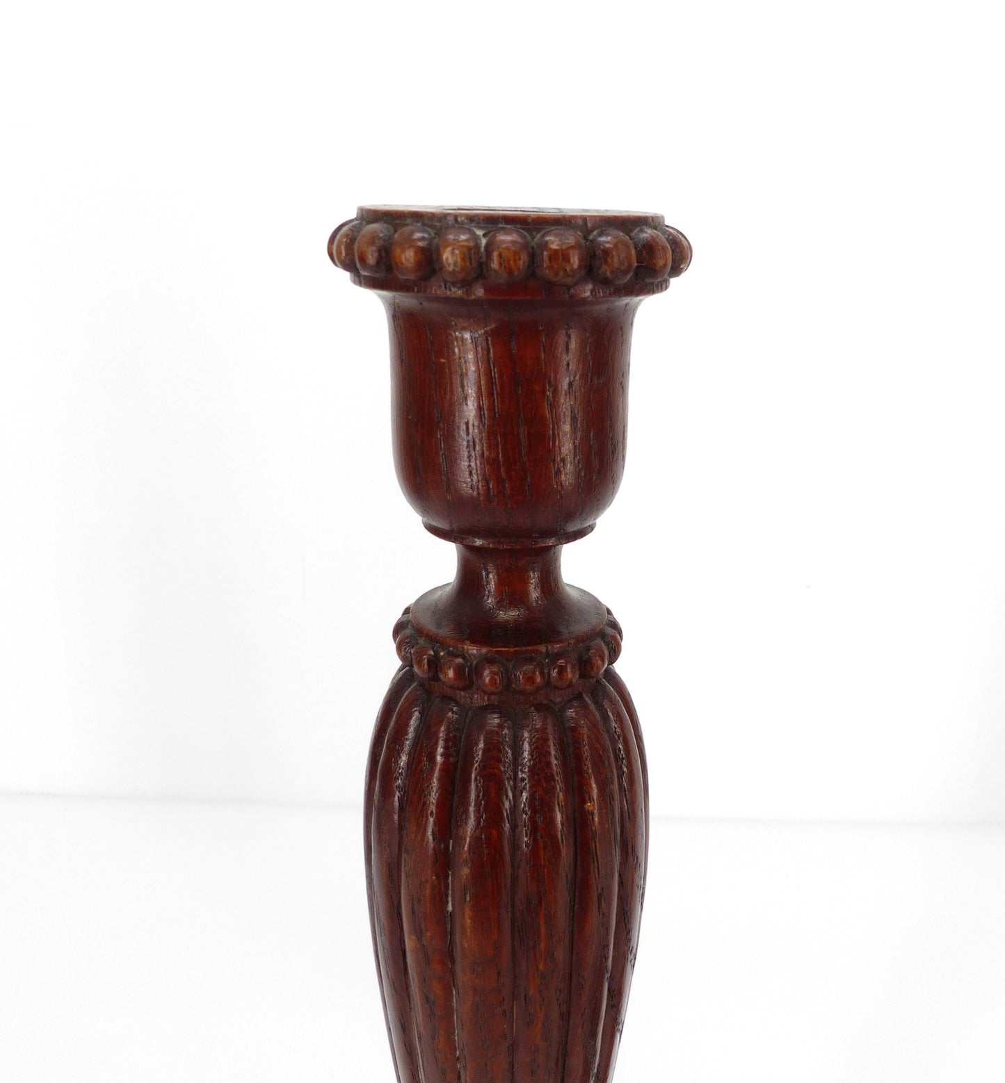 Paire de bougeoirs néoclassiques en bois tourné et sculpté, France, vers 1950