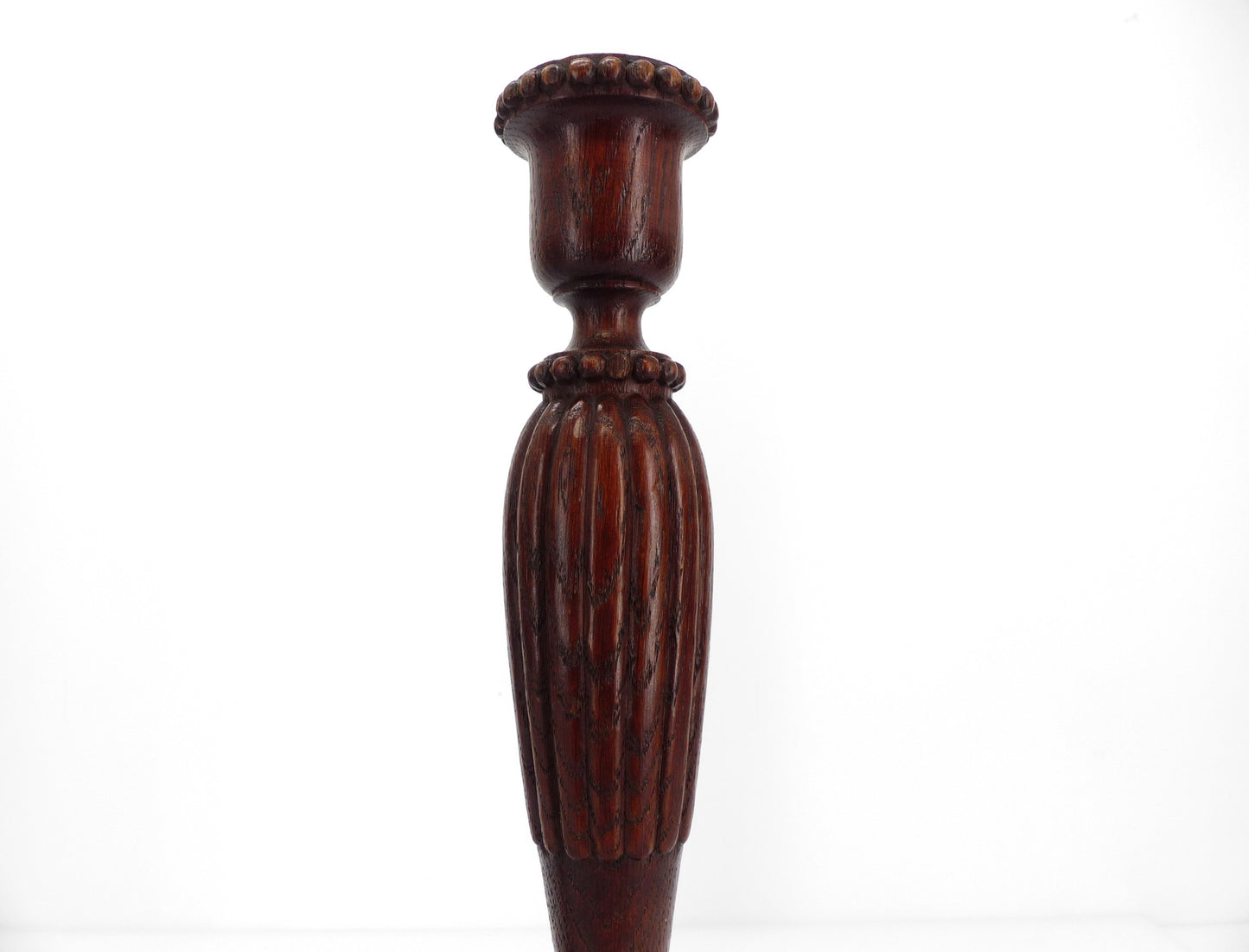 Paire de bougeoirs néoclassiques en bois tourné et sculpté, France, vers 1950