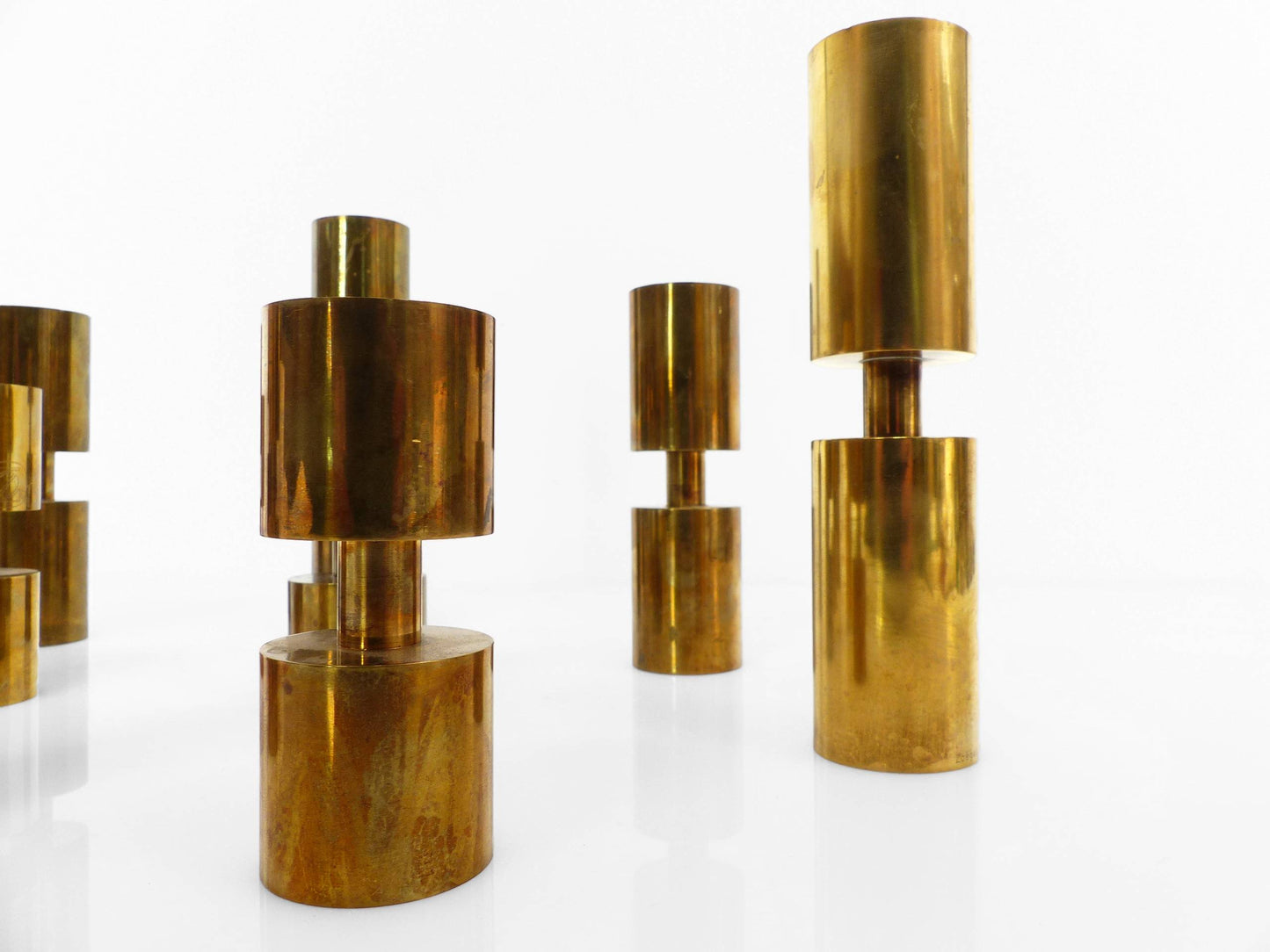 Suite de 9 bougeoirs scandinaves en laiton massif Zoéga, Suède, 1976