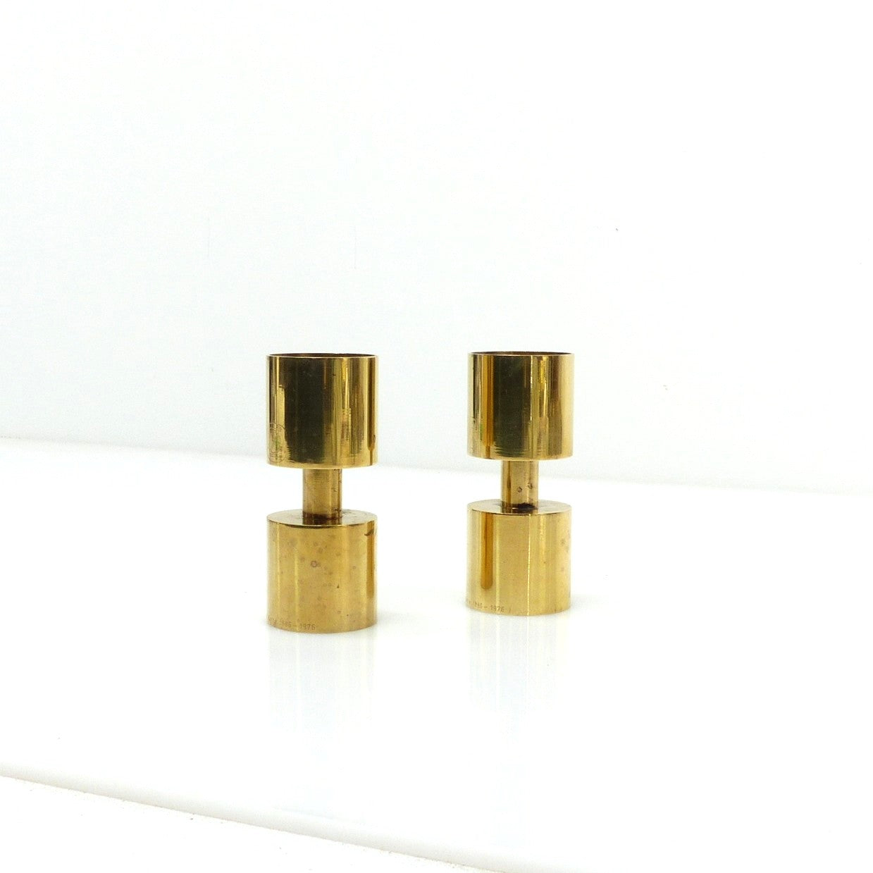 Paire de bougeoirs Zoégas Kaffe en laiton massif édités en Suède pour le centenaire 1886-1976 – Pair of Zoegas Kaffe brass candleholders produced in Sweden for the 1886-1976 centenary
