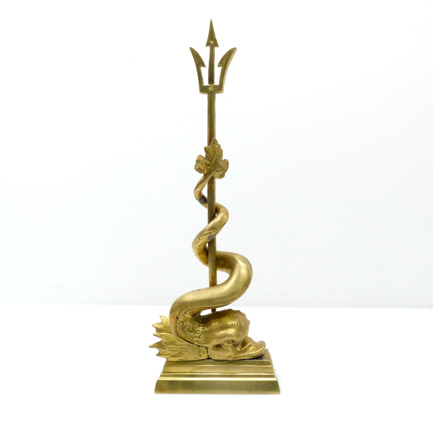 Grand cale-porte vintage en laiton patiné représentant un dauphin et le trident de Neptune 