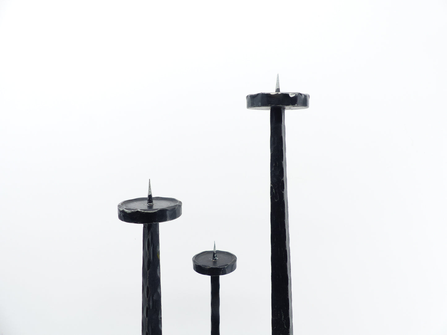 Grand chandelier tripode brutaliste en fer forgé martelé, Europe, vers 1960