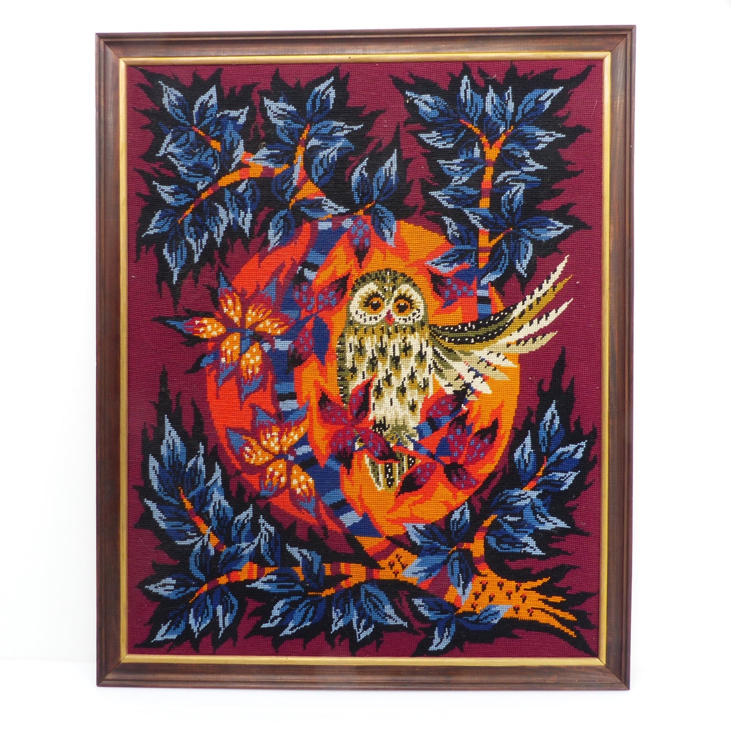 Canevas mural brodé représentant une chouette dans un décor de feuillages stylisés, production Royal Paris années 1970 / Vintage owl needlepoint wall art Royal Paris 1970s