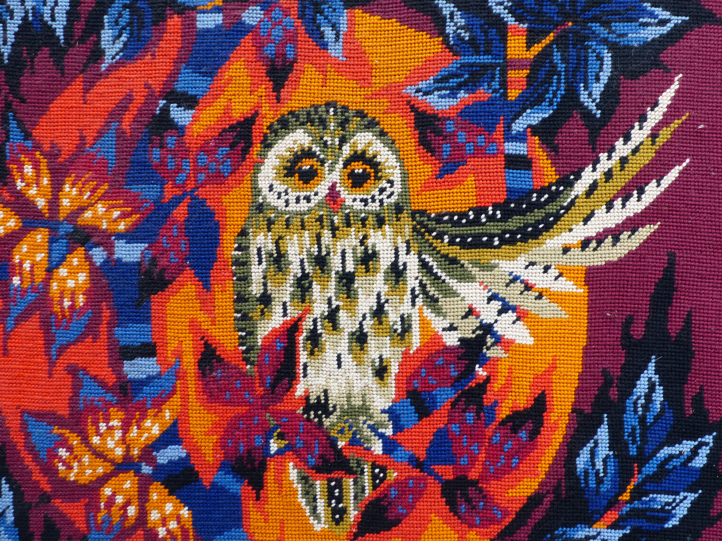 Grand canevas mural encadré à décor de chouette et feuillages stylisés, production Royal Paris, années 1970