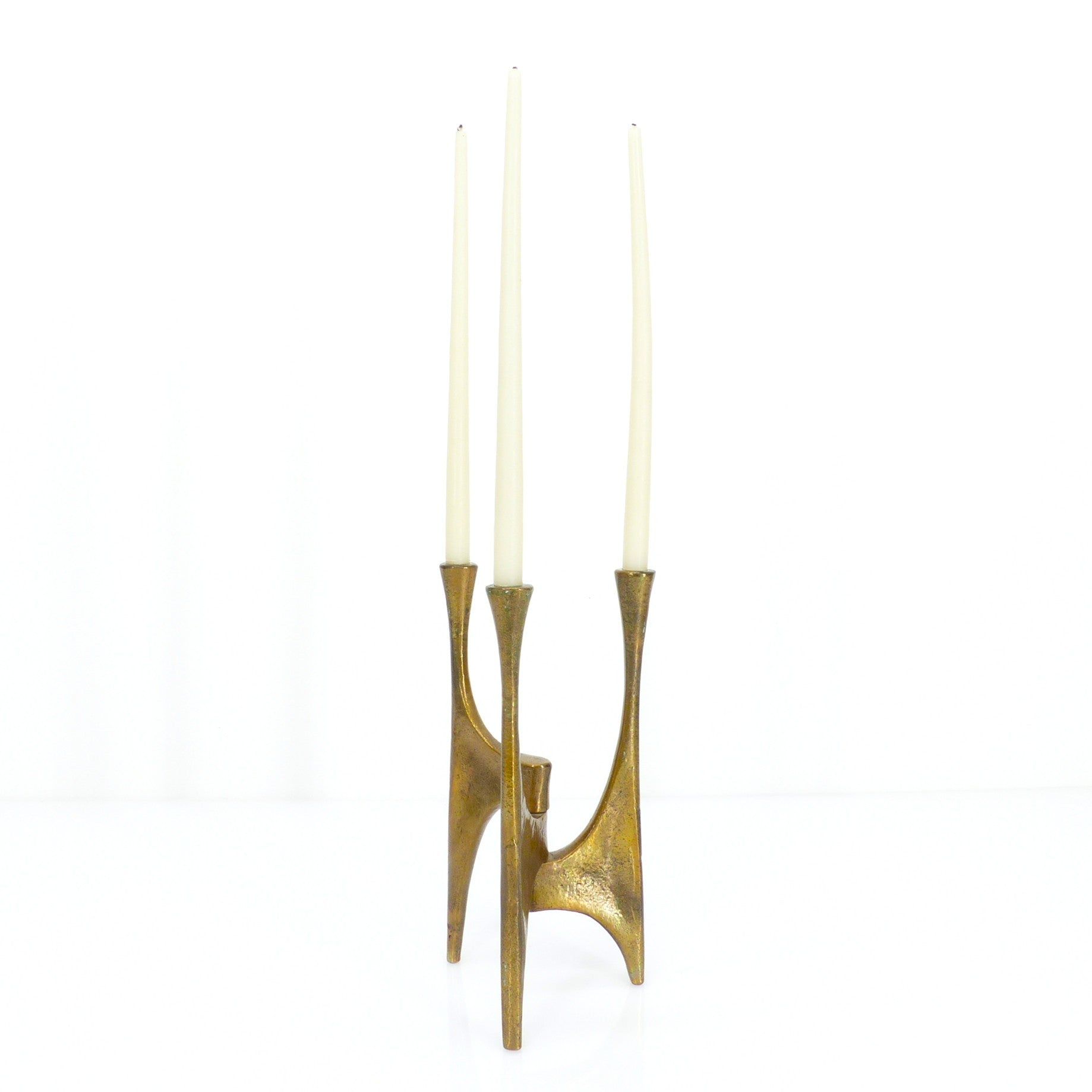 Chandelier tripode brutaliste en bronze par Michael Harjes, Allemagne circa 1960 / Brutalist bronze tripodal candelabra by Michael Harjes, Germany circa 1960