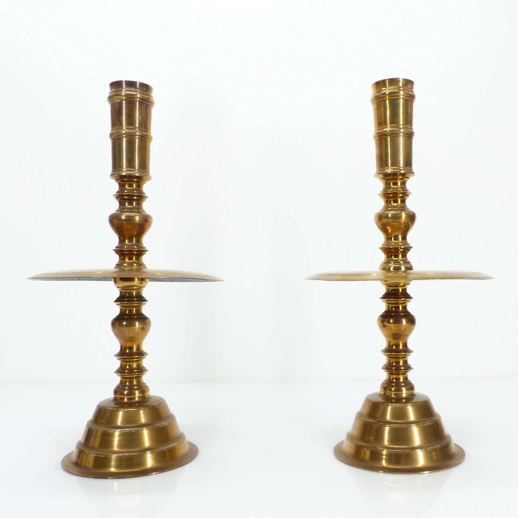 Paire de chandeliers d’autel en laiton, Vietnam, XXe siècle – patine ancienne naturelle / Pair of brass altar candlesticks, Vietnam, 20th century, natural aged patina