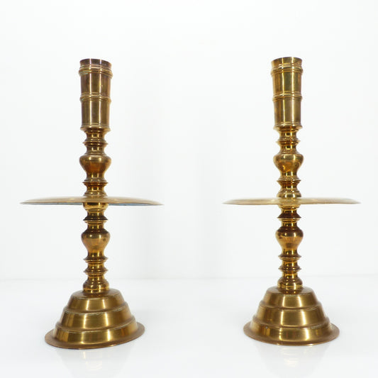 Paire de chandeliers d’autel en laiton, Vietnam, XXe siècle – patine ancienne naturelle / Pair of brass altar candlesticks, Vietnam, 20th century, natural aged patina