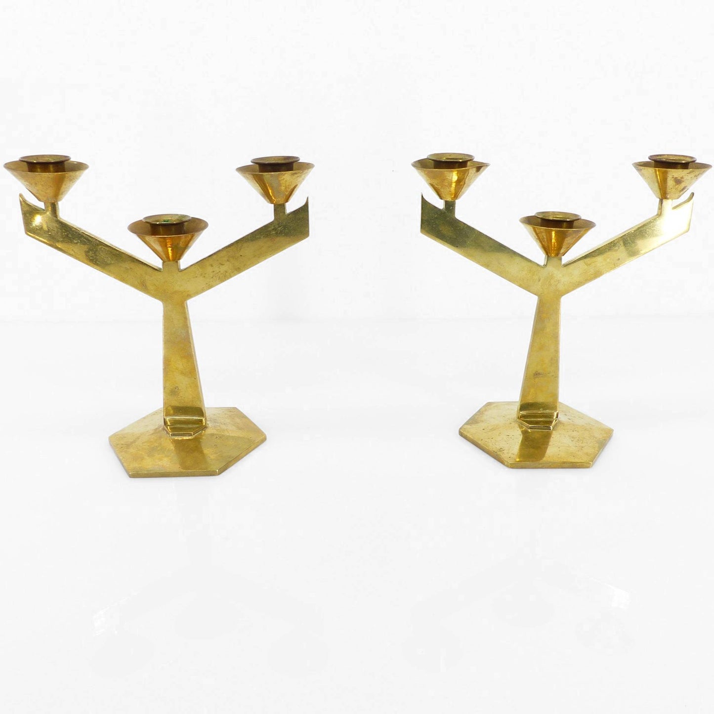 Paire de chandeliers modernistes à trois bras en laiton massif, circa 1960