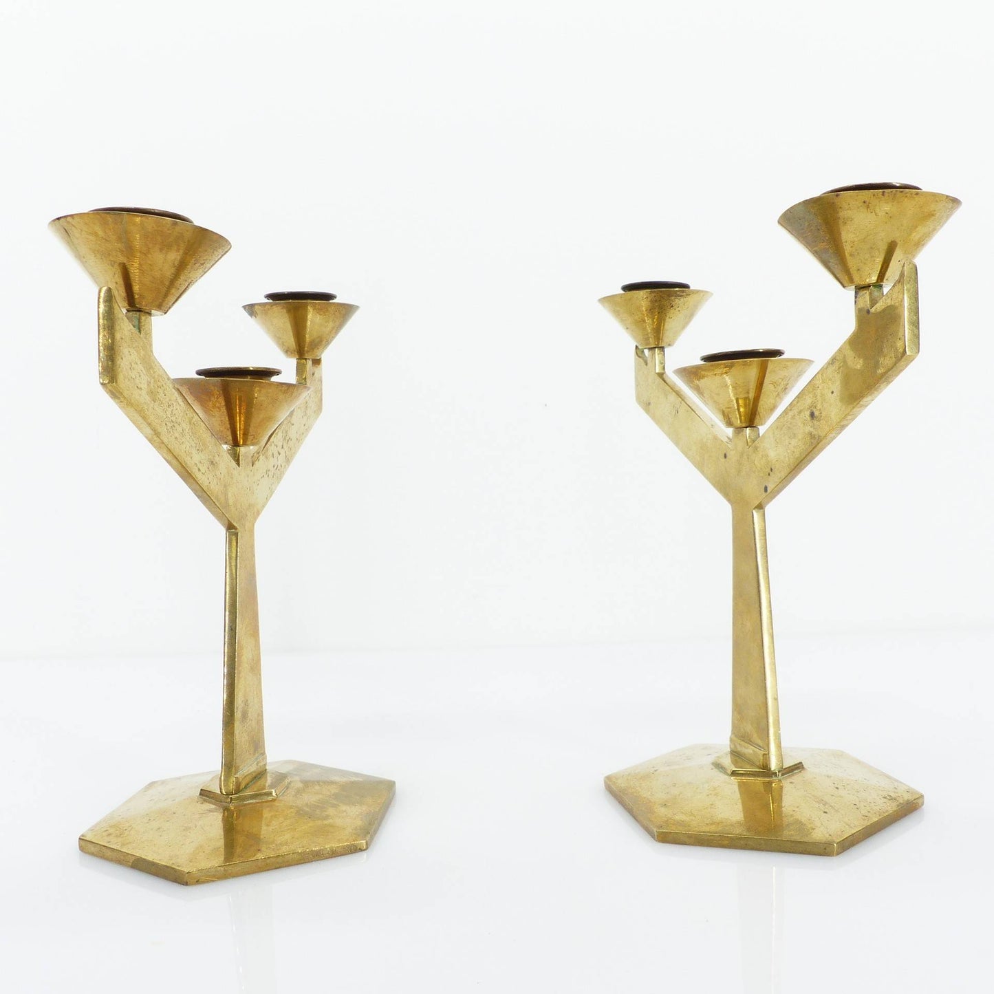Paire de chandeliers modernistes à trois bras en laiton massif, circa 1960