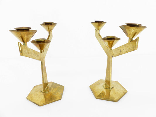 Paire de chandeliers modernistes en laiton massif à trois bras, Europe du Sud, circa 1960