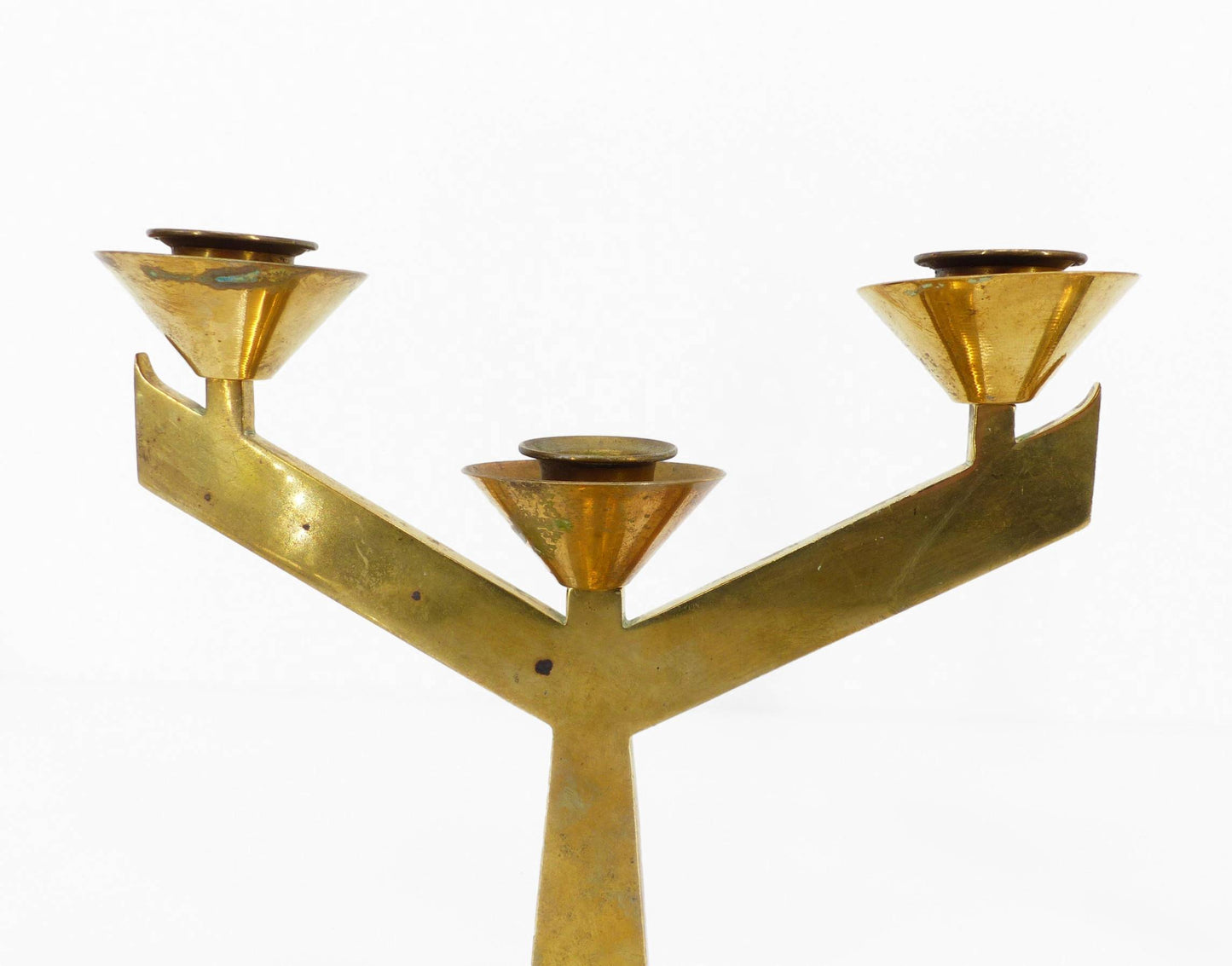 Paire de chandeliers modernistes à trois bras en laiton massif, circa 1960