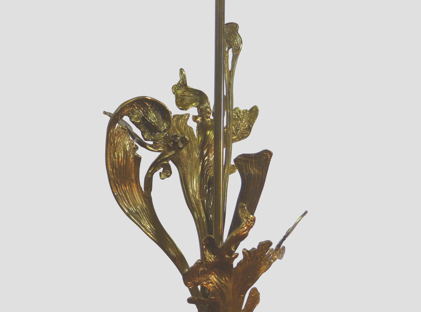 PIED DE LAMPE EN BRONZE DORÉ AUX FEUILLAGES 1970