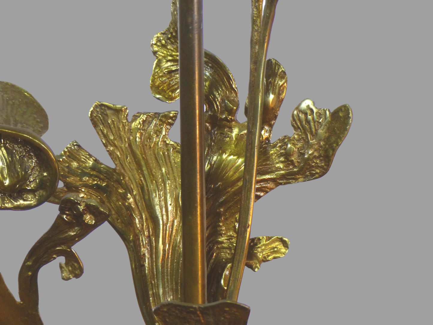 PIED DE LAMPE EN BRONZE DORÉ AUX FEUILLAGES 1970