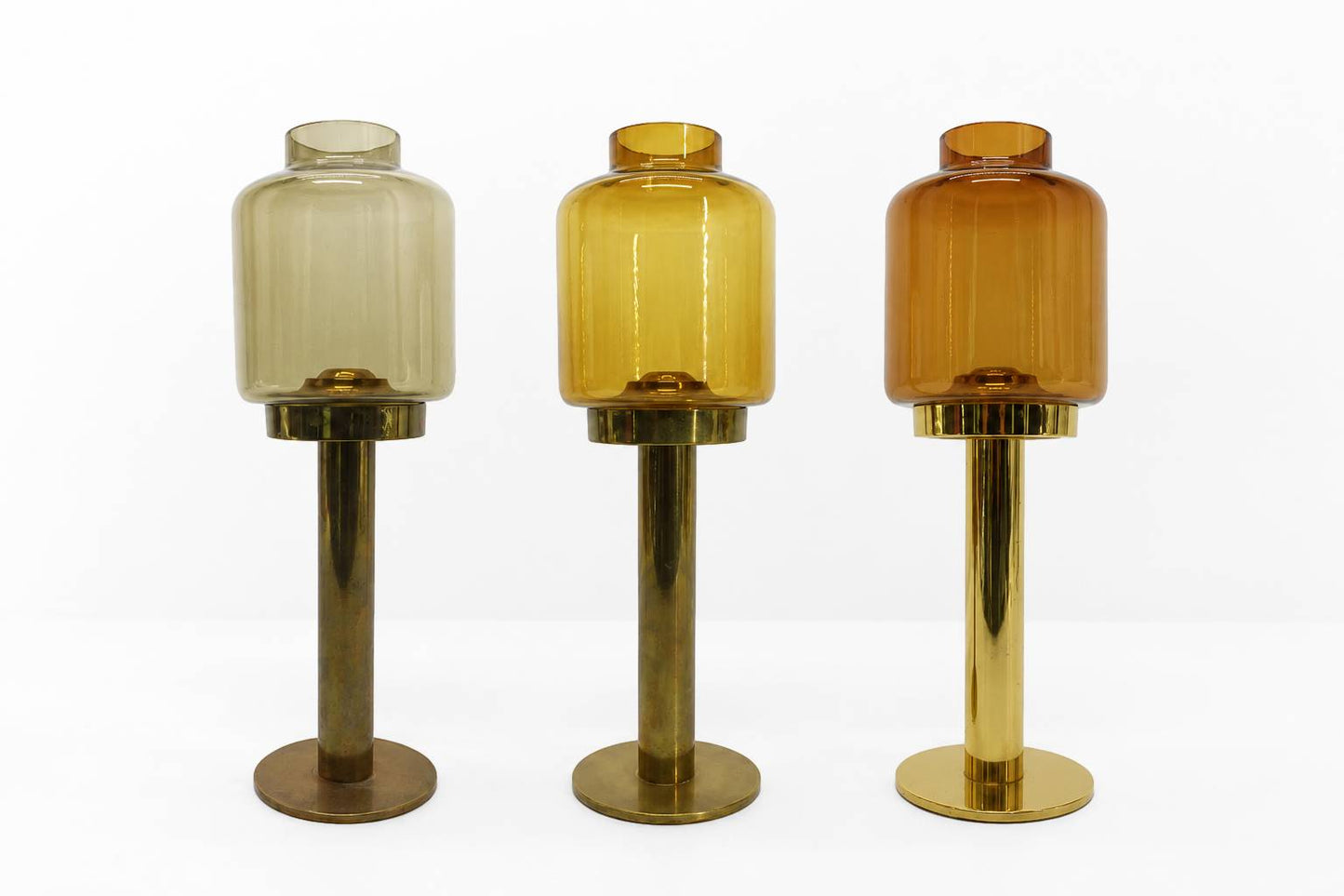 Set de 3 bougeoirs Hans-Agne Jakobsson modèle Claudia L-102/32 en laiton et verre teinté pour Markaryd, Suède années 1960 / Set of 3 Hans-Agne Jakobsson Claudia L-102/32 brass and tinted glass candleholders for Markaryd, Sweden, 1960s
