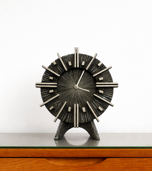 Horloge de table brutaliste en aluminium moulé Casper Kunstguss Allemagne circa 1970 – Brutalist aluminum desk clock German design 1970s