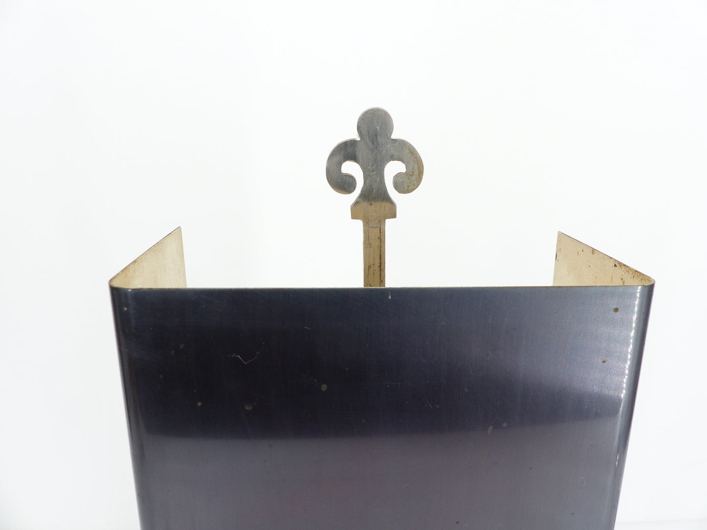 Lampe de table néoclassique en métal brossé, dans le goût Maison Charles, circa 1970