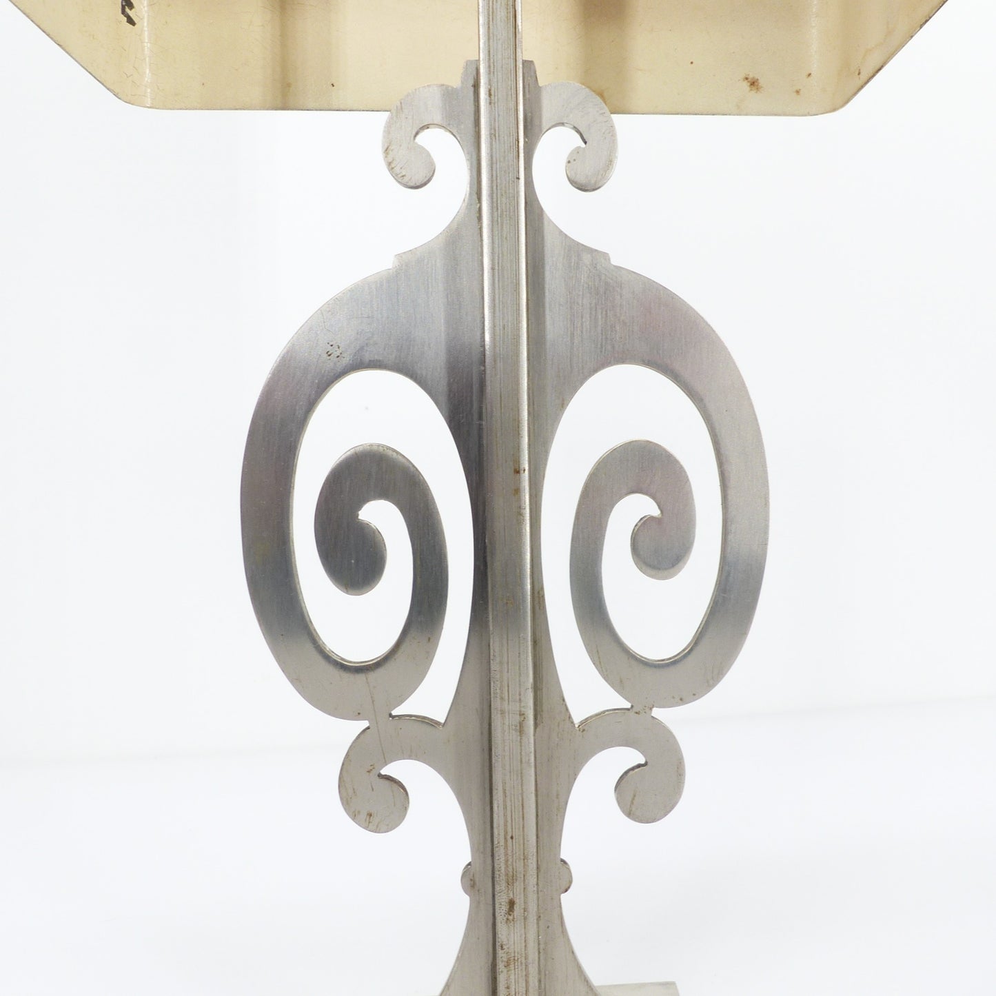 Lampe de table néoclassique en métal brossé, dans le goût Maison Charles, circa 1970