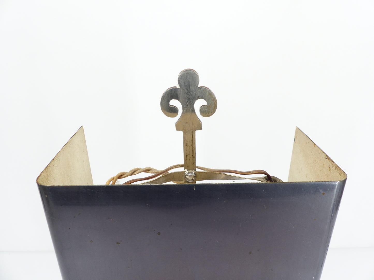 Lampe de table néoclassique en métal brossé, dans le goût Maison Charles, circa 1970