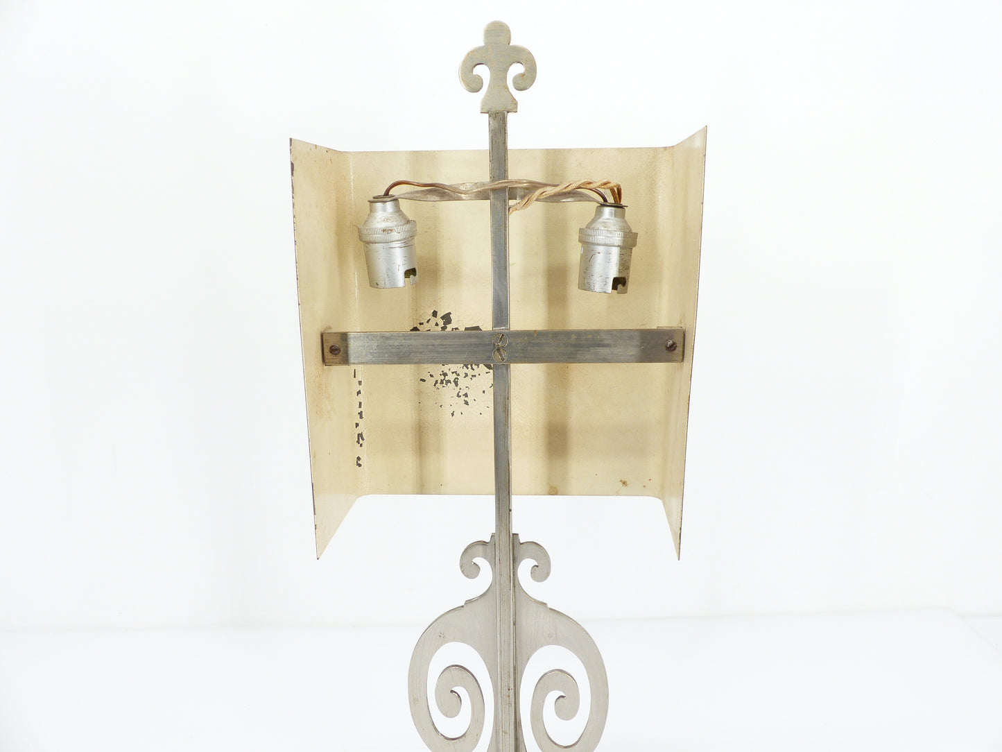 Lampe de table néoclassique en métal brossé, dans le goût Maison Charles, circa 1970