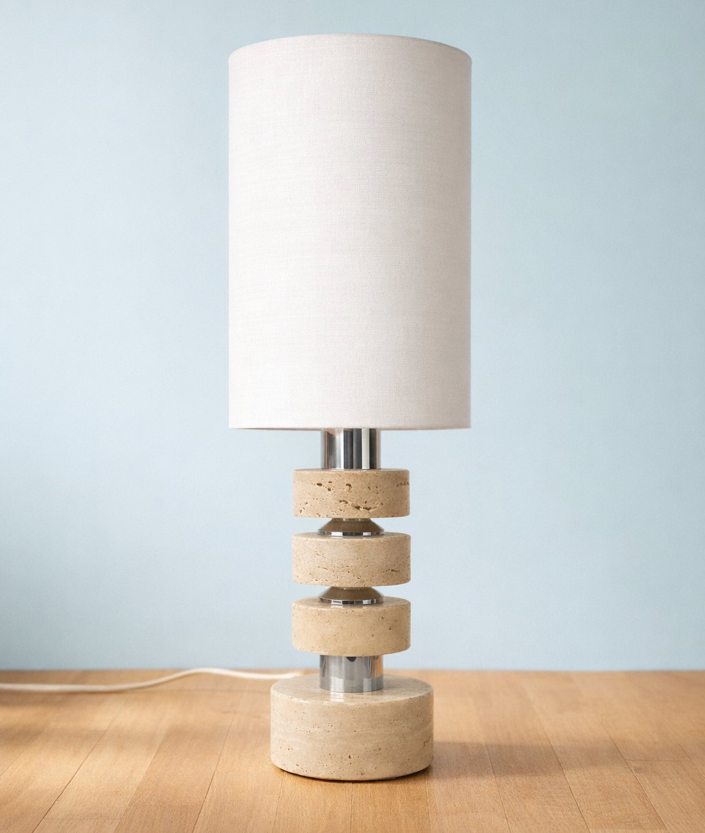 Lampe de table en travertin et chrome, production italienne circa 1970, design géométrique moderniste / Travertine and chrome table lamp, Italian production circa 1970, geometric modernist design