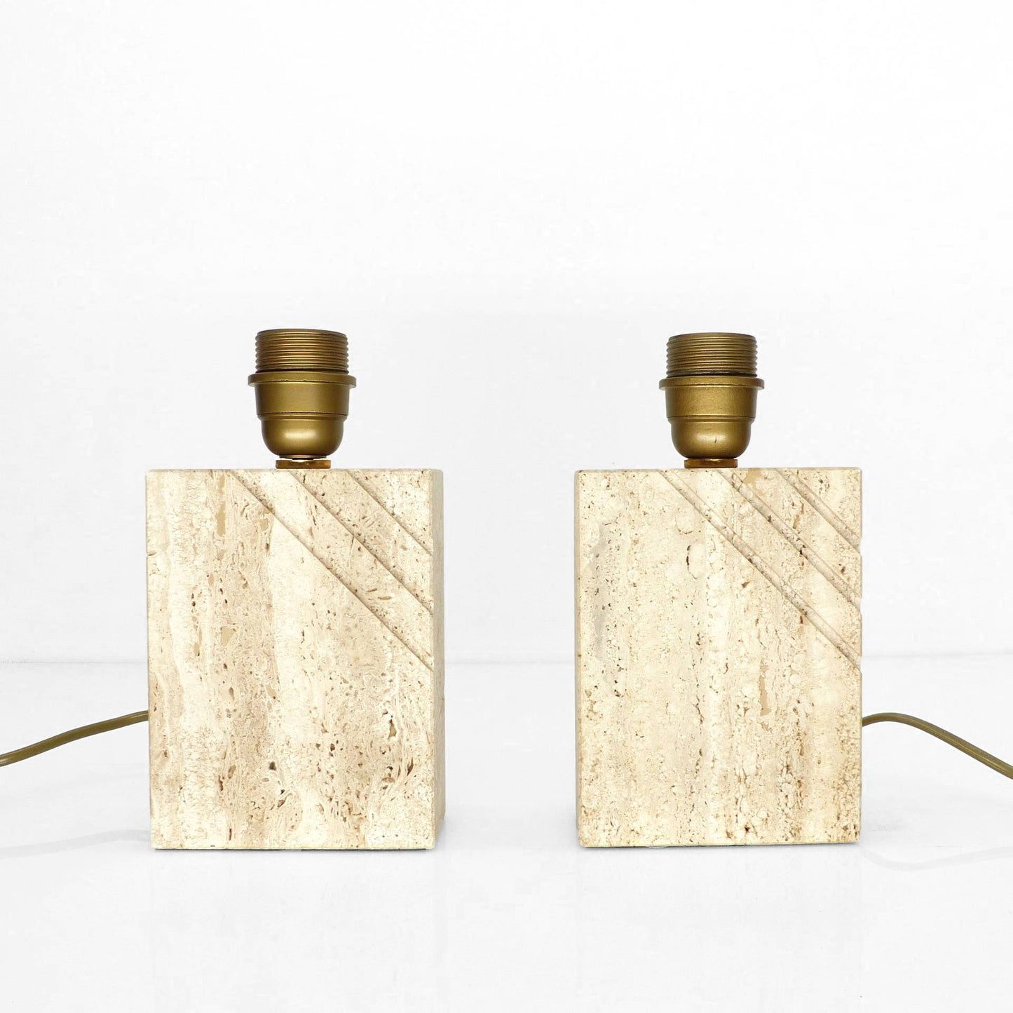 Paire de lampes en travertin sculpté, production française années 1970, style Volterra proche Cerri Nestore