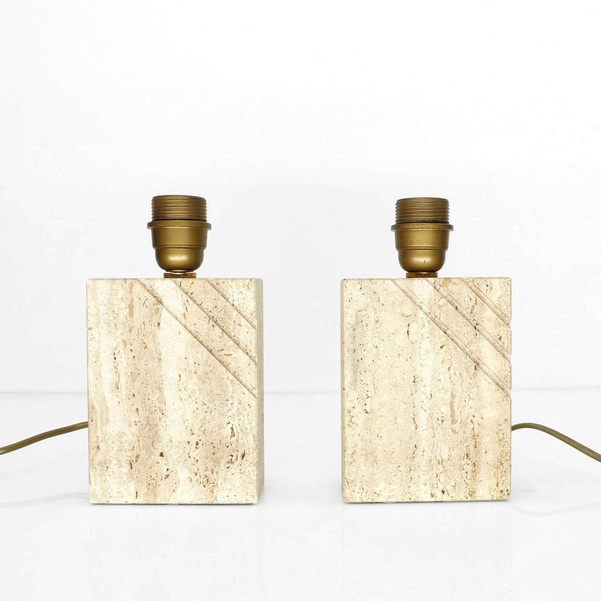 Paire de lampes en travertin sculpté, production française années 1970, style Volterra proche Cerri Nestore