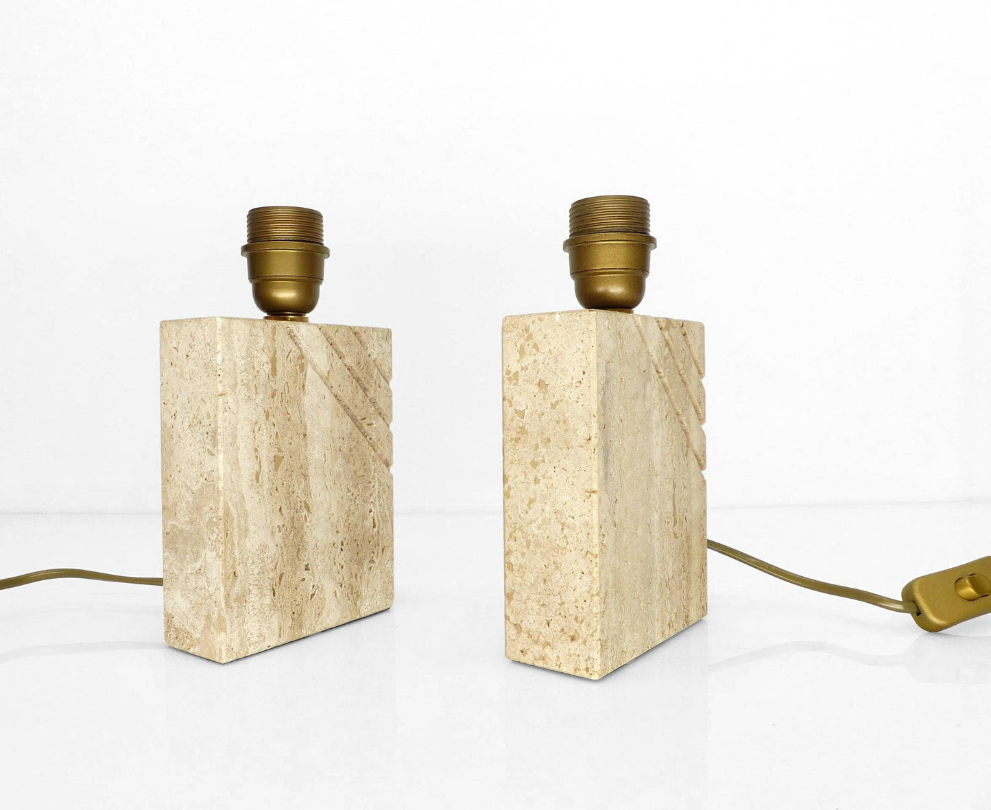 Paire de lampes de table en travertin massif à décor incisé, production française, circa 1970–1980