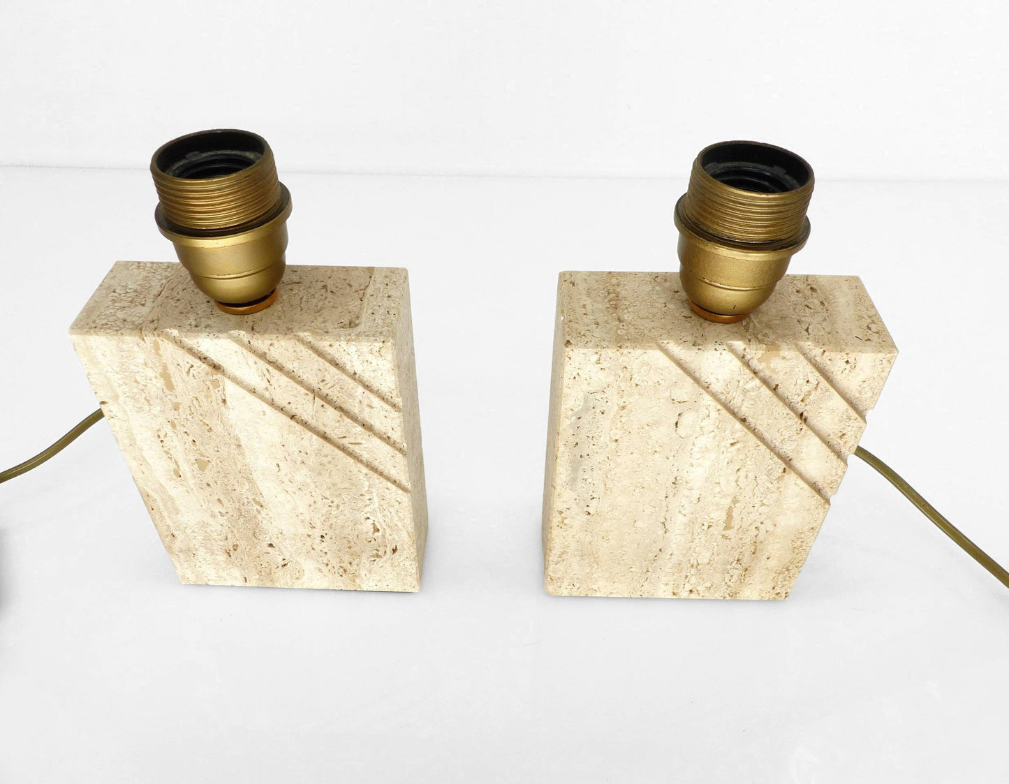 Paire de lampes de table en travertin massif à décor incisé, production française, circa 1970–1980