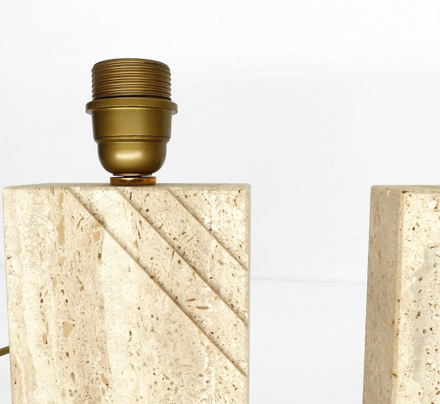 Paire de lampes de table en travertin massif à décor incisé, production française, circa 1970–1980