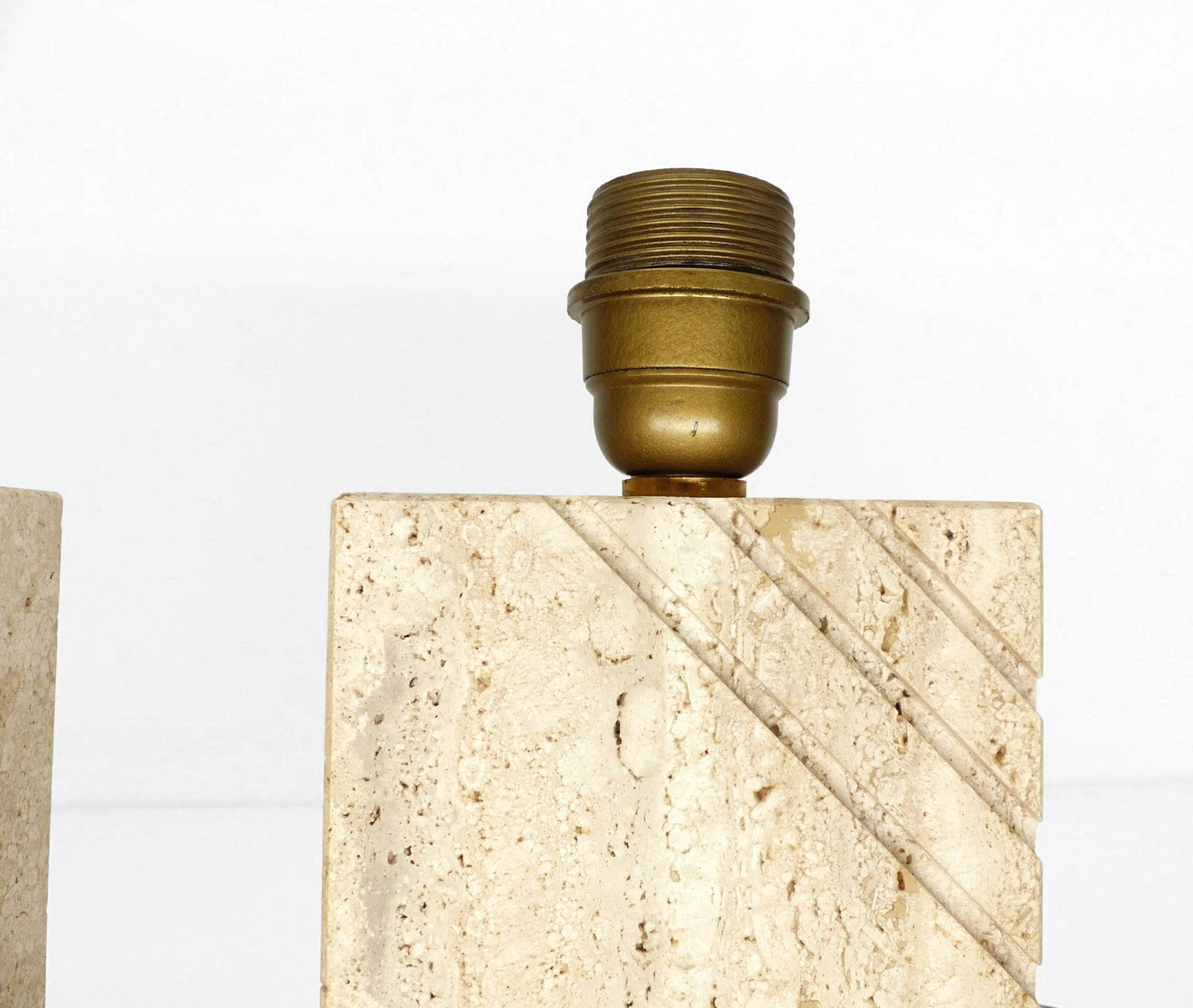Paire de lampes de table en travertin massif à décor incisé, production française, circa 1970–1980