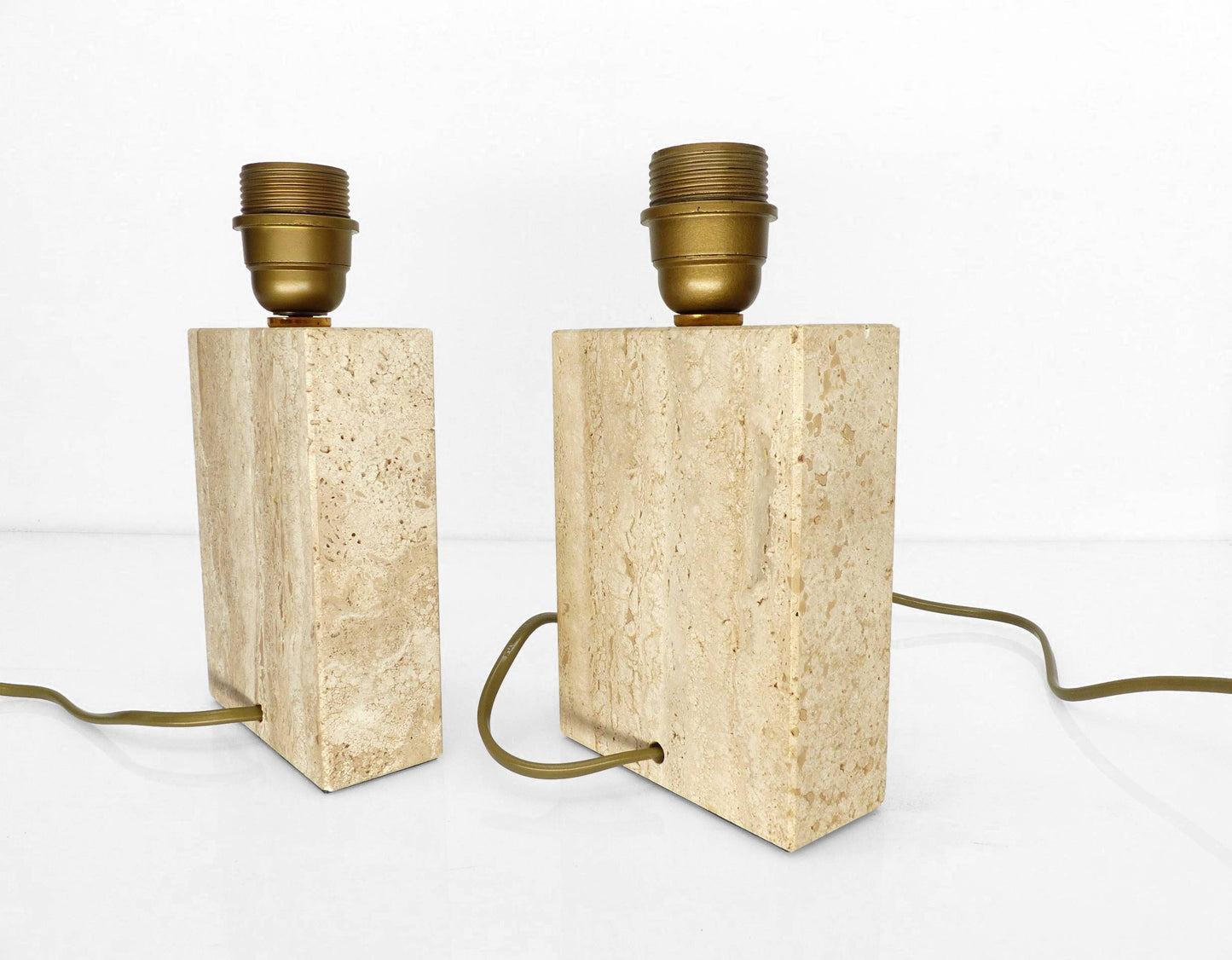 Paire de lampes de table en travertin massif à décor incisé, production française, circa 1970–1980