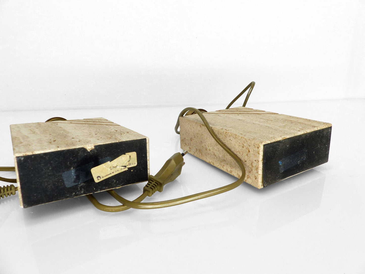 Paire de lampes de table en travertin massif à décor incisé, production française, circa 1970–1980