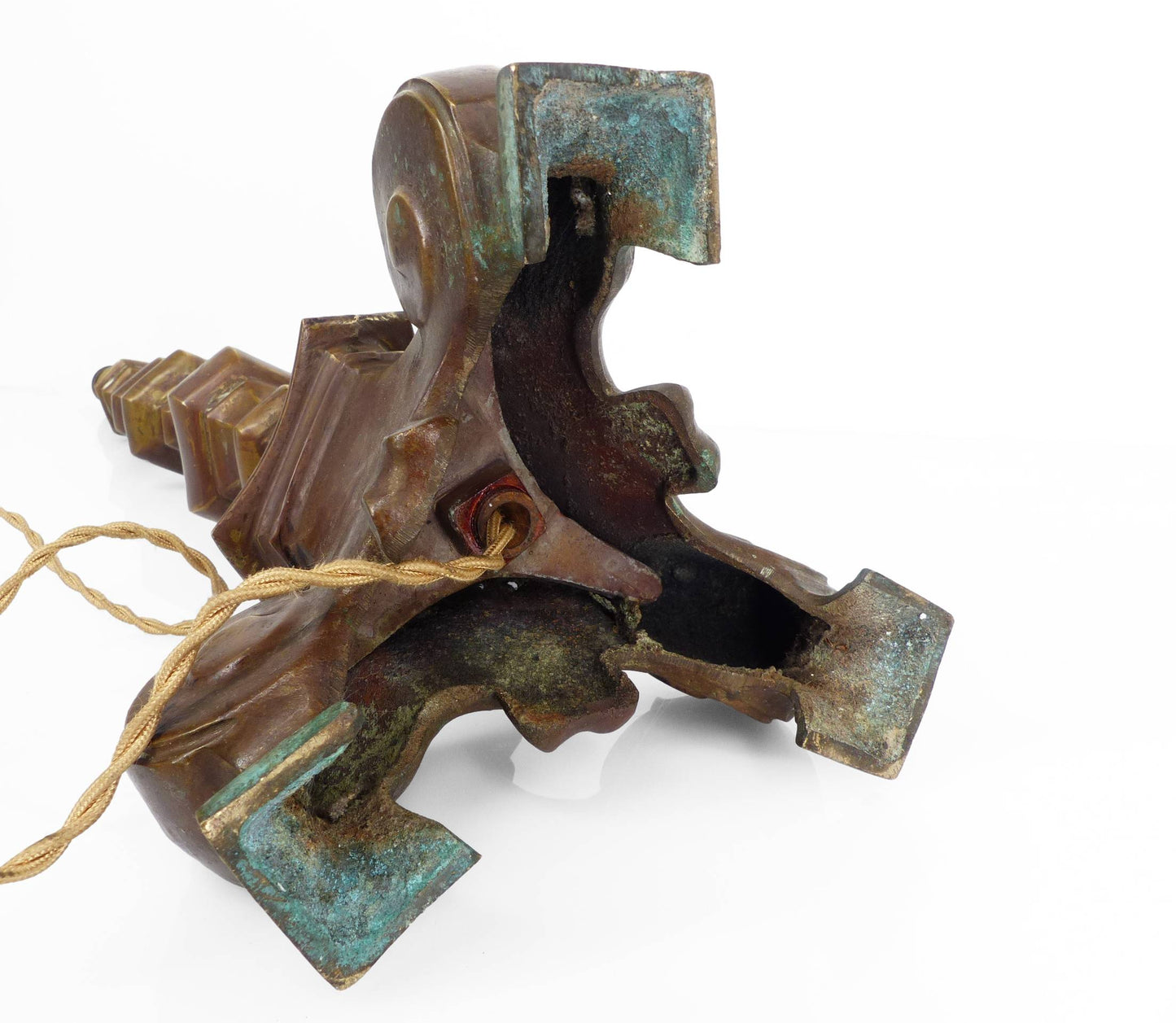 Lampe en bronze massif, base tripode à volutes, style néo-gothique, fin XIXᵉ siècle