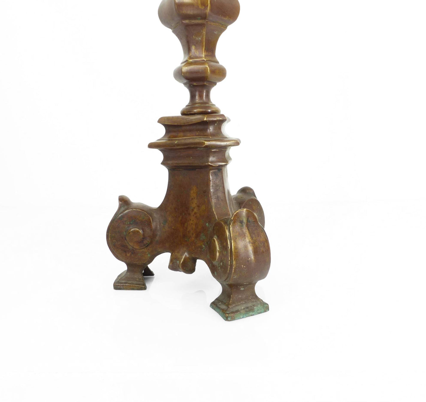 Lampe en bronze massif, base tripode à volutes, style néo-gothique, fin XIXᵉ siècle