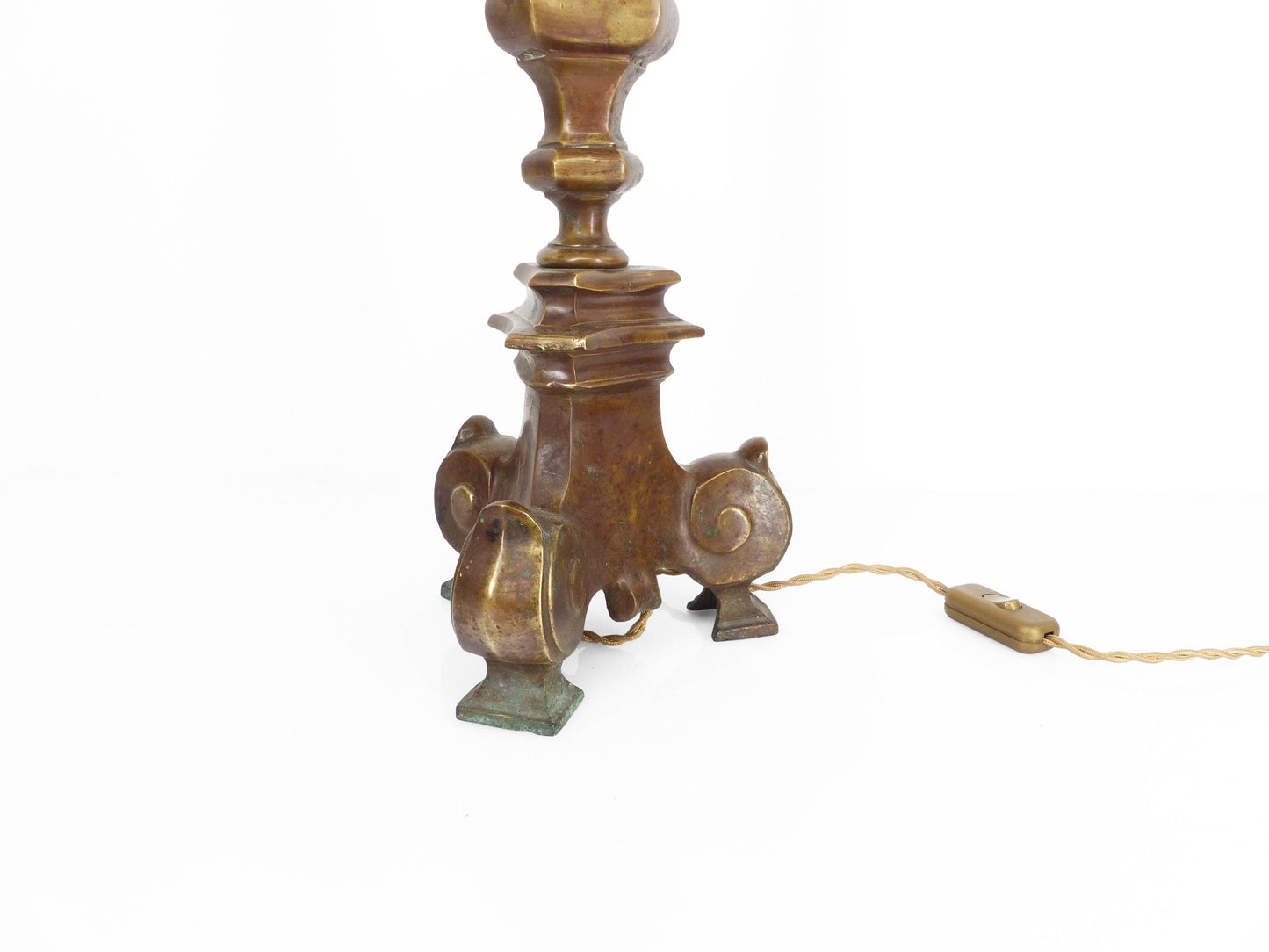 Lampe en bronze massif, base tripode à volutes, style néo-gothique, fin XIXᵉ siècle