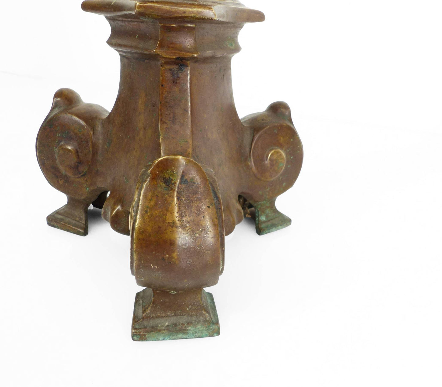 Lampe en bronze massif, base tripode à volutes, style néo-gothique, fin XIXᵉ siècle