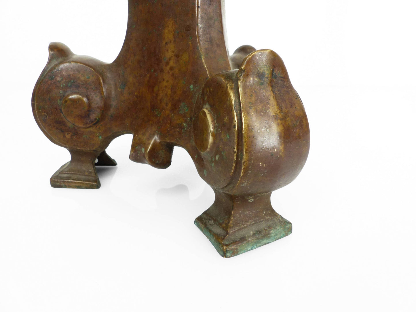 Lampe en bronze massif, base tripode à volutes, style néo-gothique, fin XIXᵉ siècle