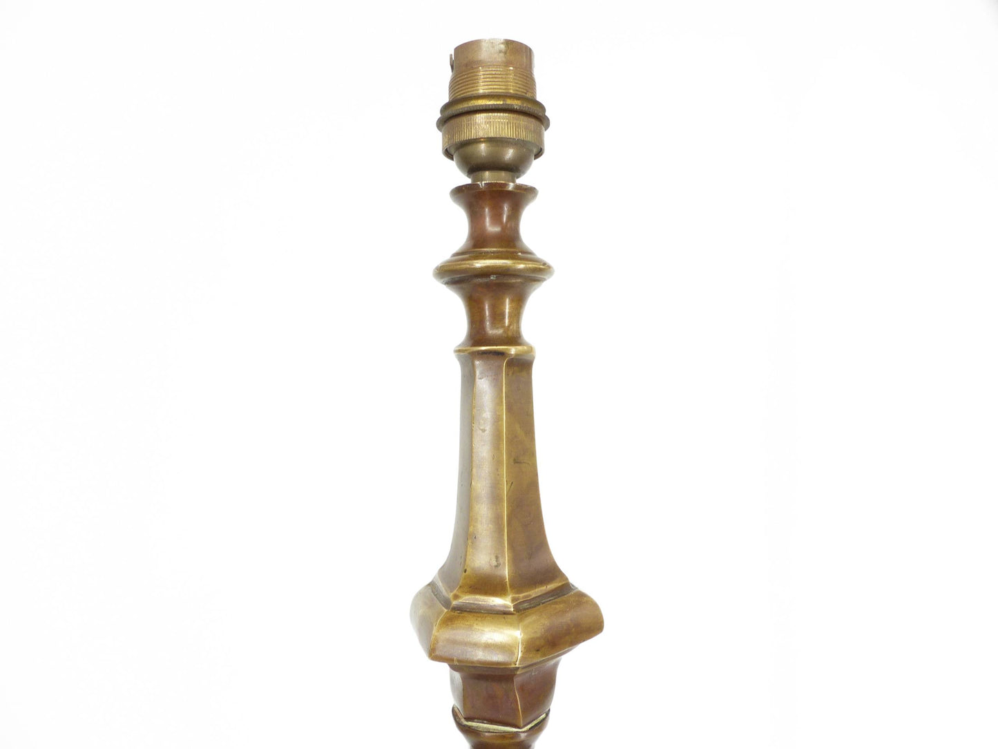 Lampe en bronze massif, base tripode à volutes, style néo-gothique, fin XIXᵉ siècle