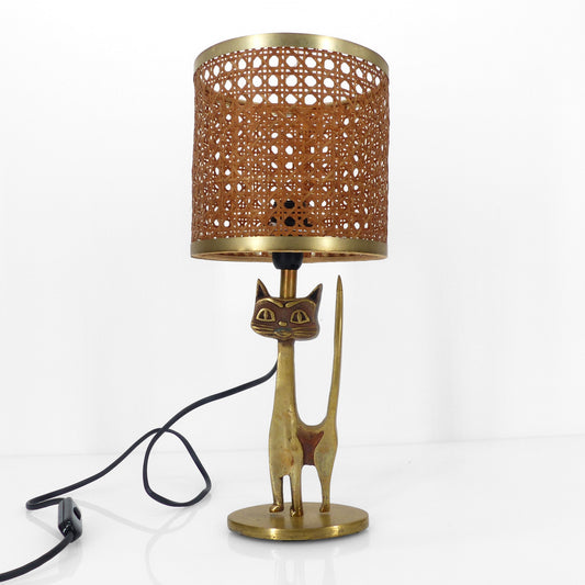 Lampe de table vintage en laiton représentant un chat, abat-jour en cannage, circa 1960